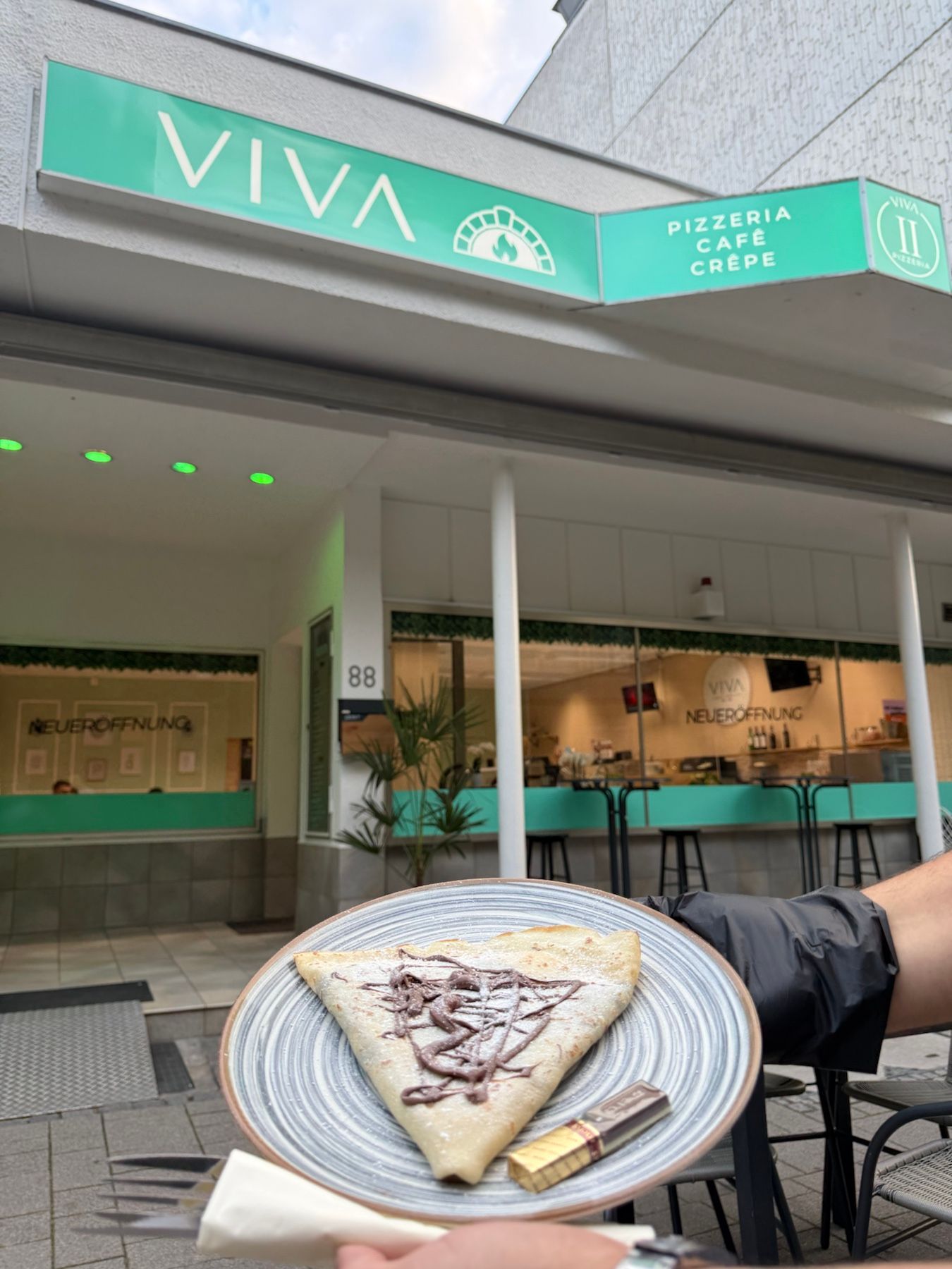 Crêpe auf dem Teller vor dem VIVA-Schriftzug